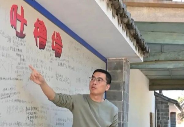 富明配资 中学设“吐槽墙”校长现场解决，为何全网点赞？