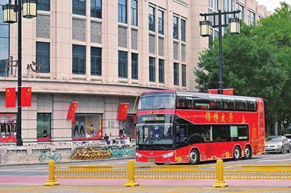 天创网  太原街头，游客乘坐全新双层观光巴士开启游览之旅